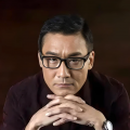 女人趴到床脱了内裤打光屁股视频